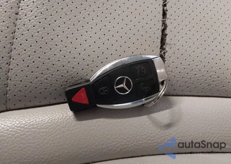 2016 Mercedes-Benz C 300 4Matic из США, поврежденный, VIN 55SWF4KBXGU111860